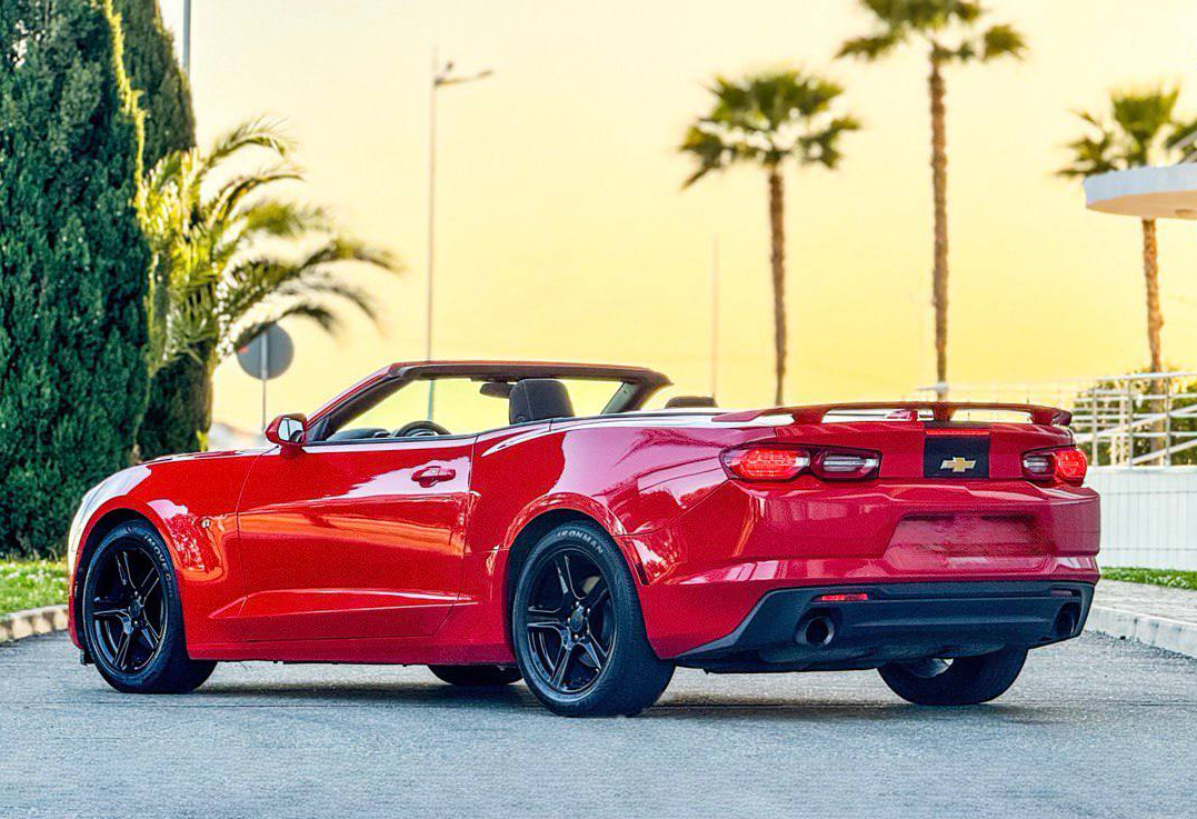 Аренда chevrolet camaro премиум класса 2020 года в городе Москва от 9000 руб./сутки, задний привод, двигатель: бензин, объем 2 литра, ОСАГО (Мультидрайв), без водителя, недорого, вид 3 - RentRide