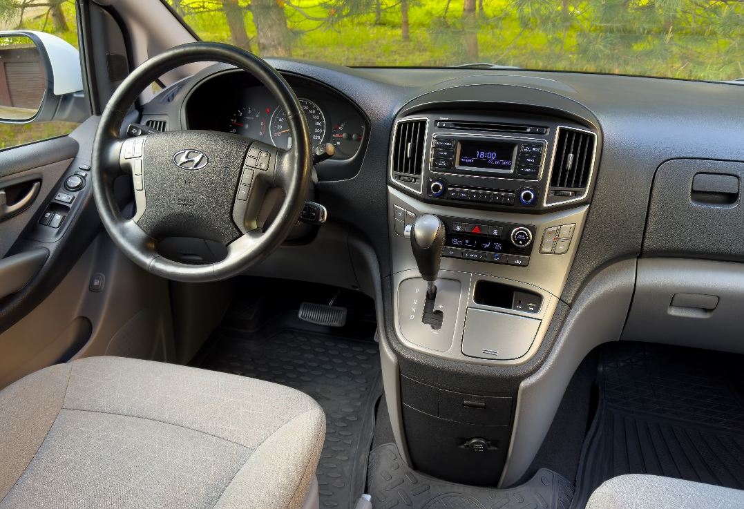 Аренда hyundai h-1 бизнес класса 2019 года в городе Москва от 5272 руб./сутки, задний привод, двигатель: дизель, объем 2.5 литров, ОСАГО (Мультидрайв), без водителя, недорого, вид 2 - RentRide