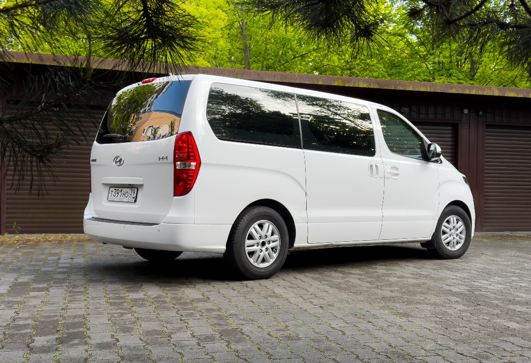 Аренда hyundai h-1 бизнес класса 2019 года в городе Москва от 5272 руб./сутки, задний привод, двигатель: дизель, объем 2.5 литров, ОСАГО (Мультидрайв), без водителя, недорого, вид 4 - RentRide