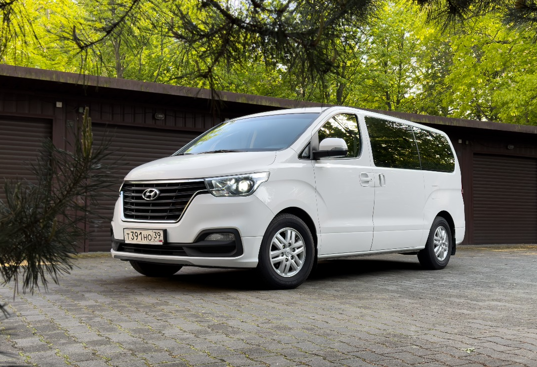 Аренда hyundai h-1 бизнес класса 2019 года в городе Москва от 5272 руб./сутки, задний привод, двигатель: дизель, объем 2.5 литров, ОСАГО (Мультидрайв), без водителя, недорого - RentRide