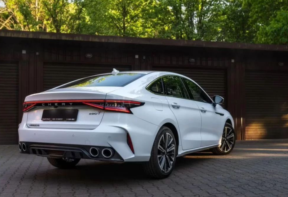 Аренда chery arrizo-8 эконом класса 2023 года в городе Москва от 4472 руб./сутки, передний привод, двигатель: бензин, объем 1.6 литров, ОСАГО (Мультидрайв), без водителя, недорого, вид 4 - RentRide