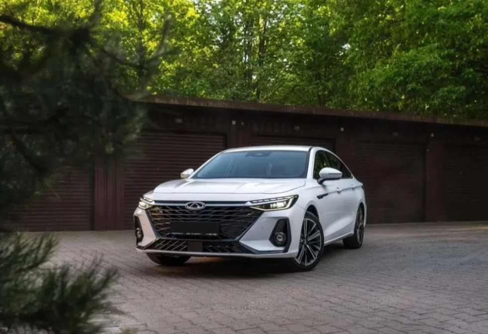 Аренда chery arrizo-8 эконом класса 2023 года в городе Москва от 4472 руб./сутки, передний привод, двигатель: бензин, объем 1.6 литров, ОСАГО (Мультидрайв), без водителя, недорого - RentRide