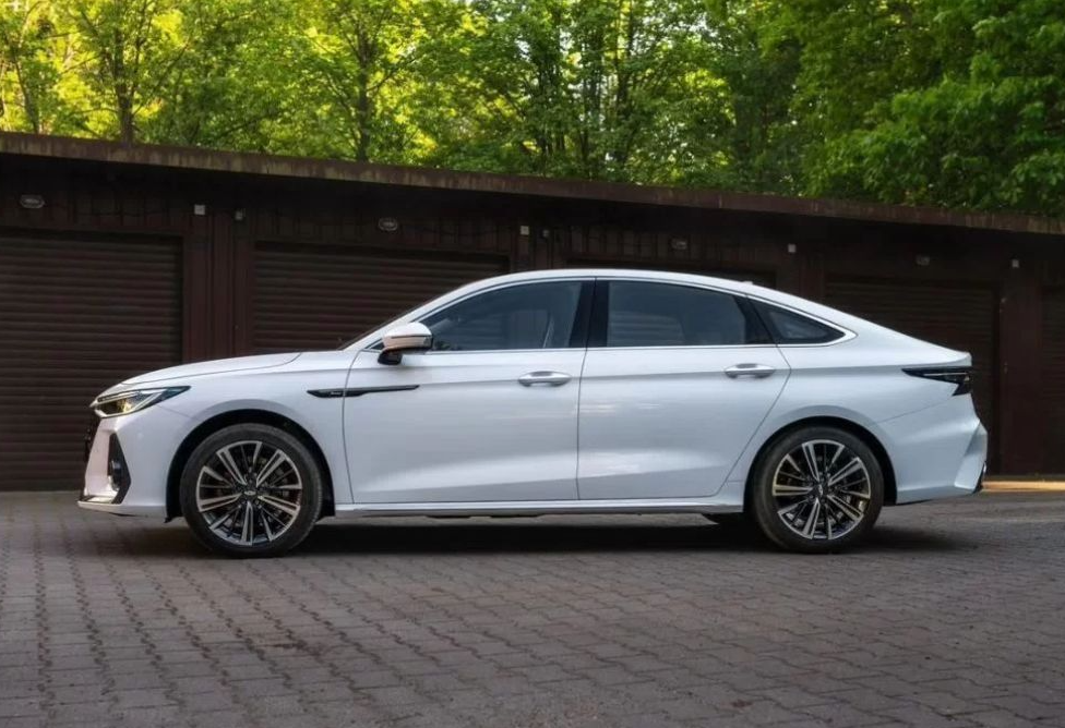 Аренда chery arrizo-8 эконом класса 2023 года в городе Москва от 4472 руб./сутки, передний привод, двигатель: бензин, объем 1.6 литров, ОСАГО (Мультидрайв), без водителя, недорого, вид 3 - RentRide