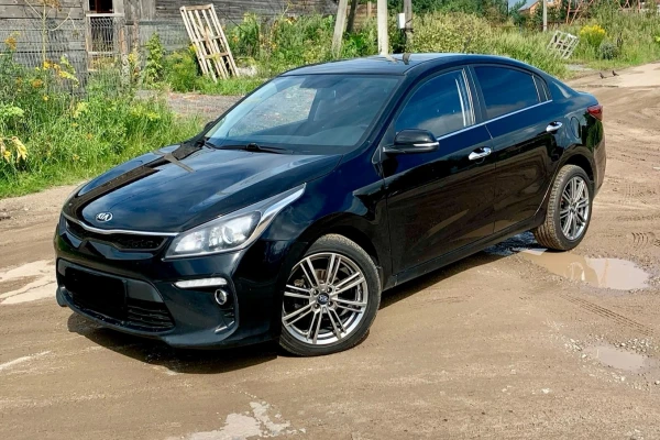 Прокат авто kia rio эконом класса 2017 года в городе Москва ВДНХ от 1790 руб./сутки, передний привод, двигатель: бензин, объем 1.6 литров, ОСАГО (Мультидрайв), без водителя, недорого - RentRide