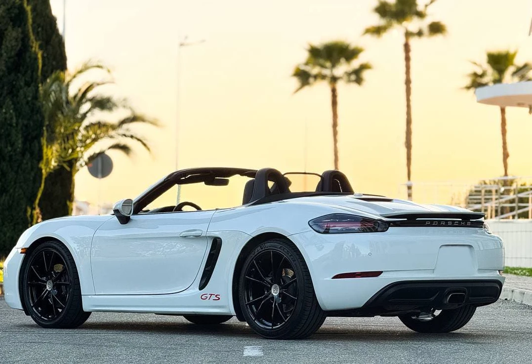 Аренда porsche boxster премиум класса 2019 года в городе Москва от 26000 руб./сутки, задний привод, двигатель: бензин, объем 2 литра, ОСАГО (Впишу в полис), без водителя, недорого, вид 2 - RentRide