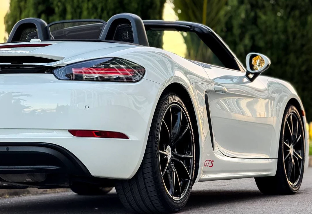 Аренда porsche boxster премиум класса 2019 года в городе Москва от 26000 руб./сутки, задний привод, двигатель: бензин, объем 2 литра, ОСАГО (Впишу в полис), без водителя, недорого, вид 6 - RentRide
