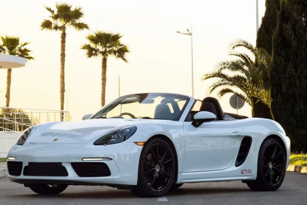 Прокат авто porsche boxster премиум класса 2019 года в городе Сочи от 26000 руб./сутки, задний привод, двигатель: бензин, объем 2 литра, ОСАГО (Впишу в полис), без водителя, недорого - RentRide