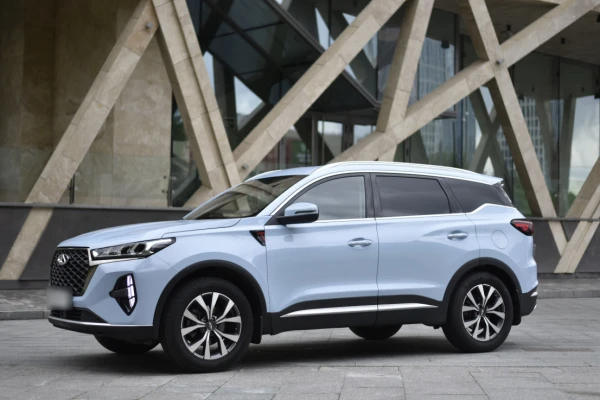 Прокат авто chery tiggo-7-pro-max стандарт класса 2023 года в городе Москва Румянцево от 4700 руб./сутки, передний привод, двигатель: бензин, объем 1.5 литров, ОСАГО (Мультидрайв), без водителя, недорого - RentRide