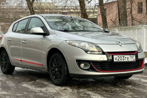 Прокат авто renault megane эконом класса 2013 года в городе Москва Коптево от 1760 руб./сутки, передний привод, двигатель: бензин, объем 1.6 литров, ОСАГО (Впишу в полис), без водителя, недорого - RentRide