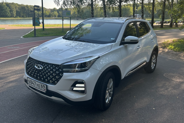 Прокат авто chery tiggo-4 стандарт класса 2023 года в городе Москва Перово от 3400 руб./сутки, передний привод, двигатель: бензин, объем 112.8 литров, ОСАГО (Мультидрайв), без водителя, недорого - RentRide