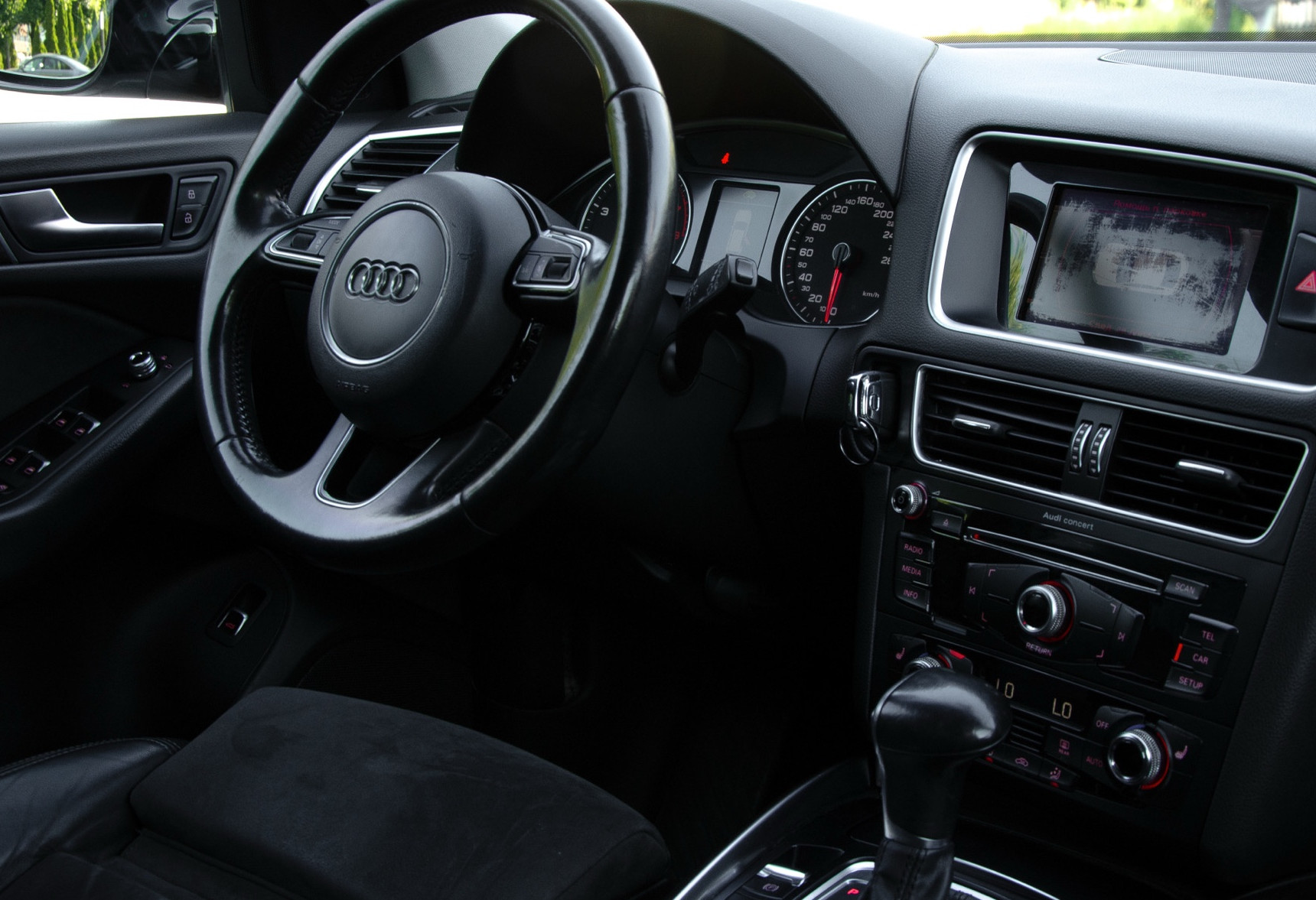 Аренда audi q5 бизнес класса 2015 года в городе Москва от 5592 руб./сутки, полный привод, двигатель: бензин, объем 2 литра, каско (Впишу в полис), ОСАГО (Мультидрайв), без водителя, недорого, вид 7 - RentRide