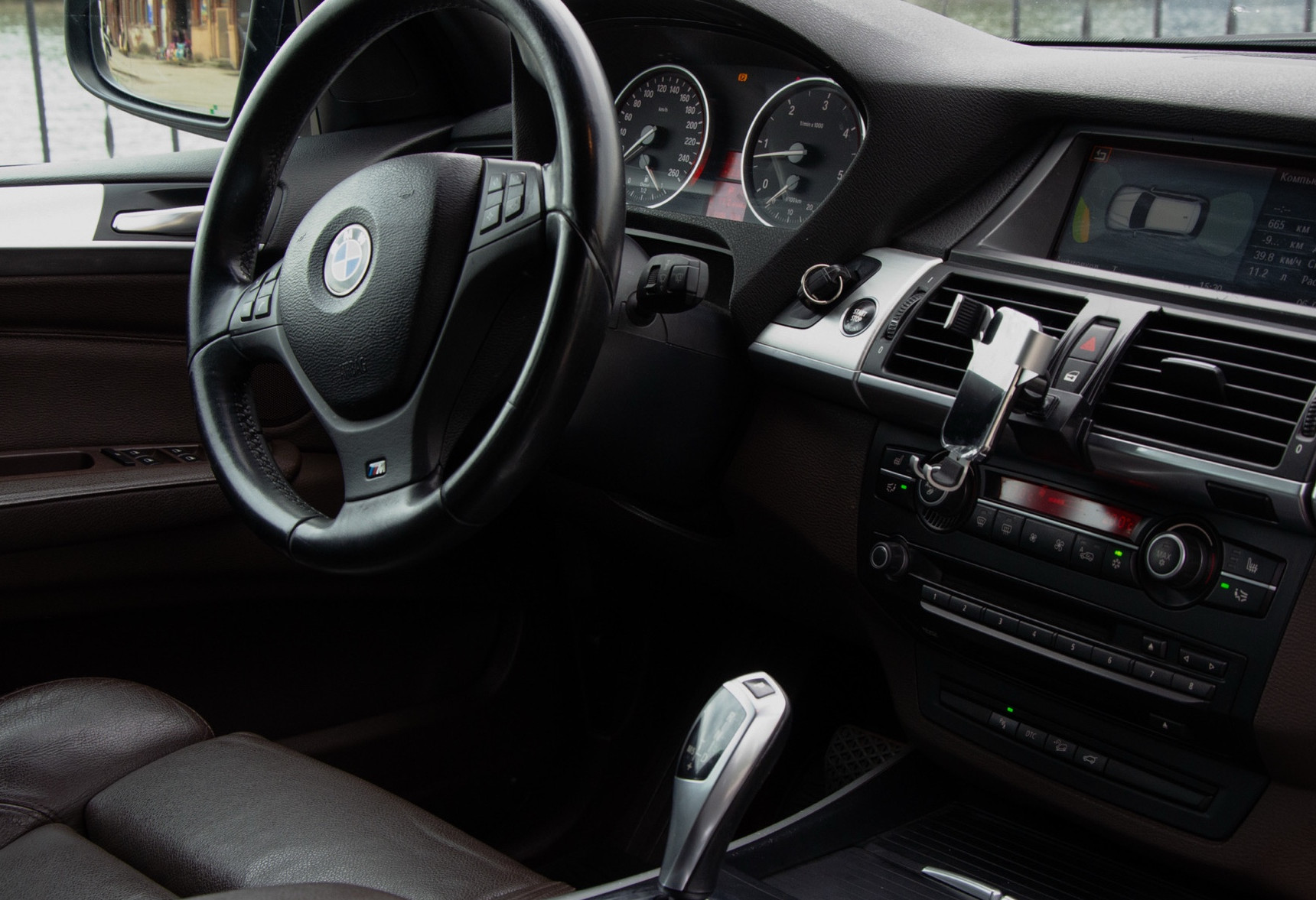 Аренда bmw x5 бизнес класса 2008 года в городе Москва от 6000 руб./сутки, полный привод, двигатель: дизель, объем 3 литра, каско (Впишу в полис), ОСАГО (Мультидрайв), без водителя, недорого, вид 5 - RentRide