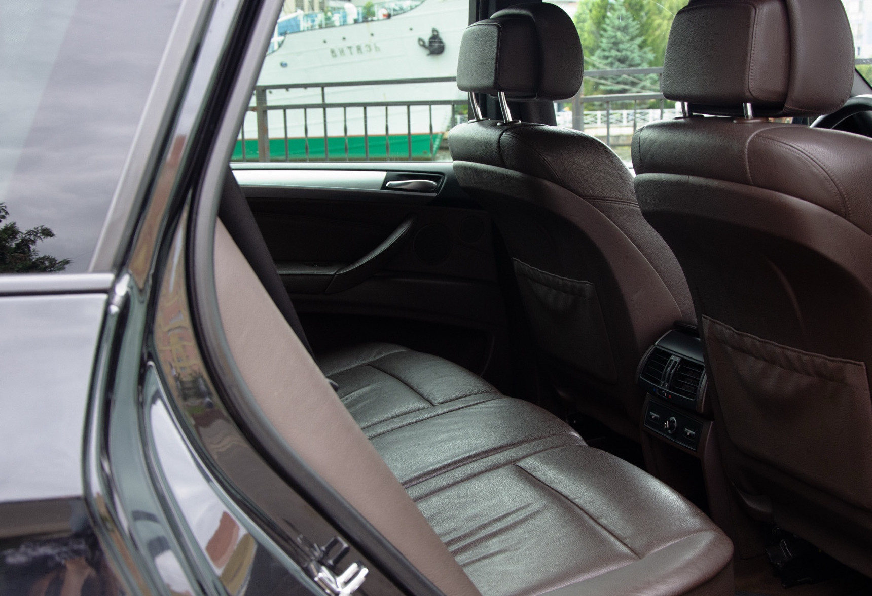 Аренда bmw x5 бизнес класса 2008 года в городе Москва от 6000 руб./сутки, полный привод, двигатель: дизель, объем 3 литра, каско (Впишу в полис), ОСАГО (Мультидрайв), без водителя, недорого, вид 8 - RentRide