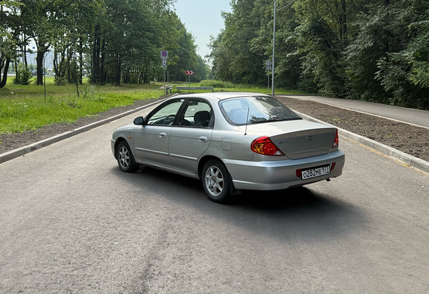 Аренда kia spectra эконом класса 2008 года в городе Москва Крылатское от 1280 руб./сутки, передний привод, двигатель: бензин, объем 1.5 литров, ОСАГО (Впишу в полис), без водителя, недорого, вид 4 - RentRide