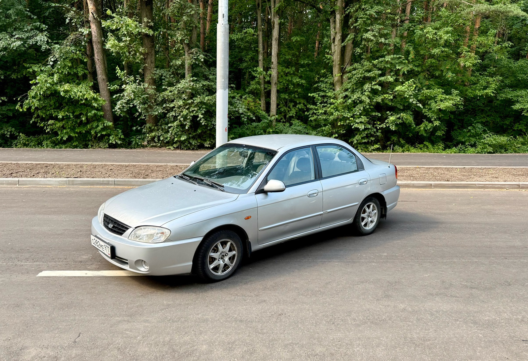 Аренда kia spectra эконом класса 2008 года в городе Москва Крылатское от 1280 руб./сутки, передний привод, двигатель: бензин, объем 1.5 литров, ОСАГО (Впишу в полис), без водителя, недорого - RentRide