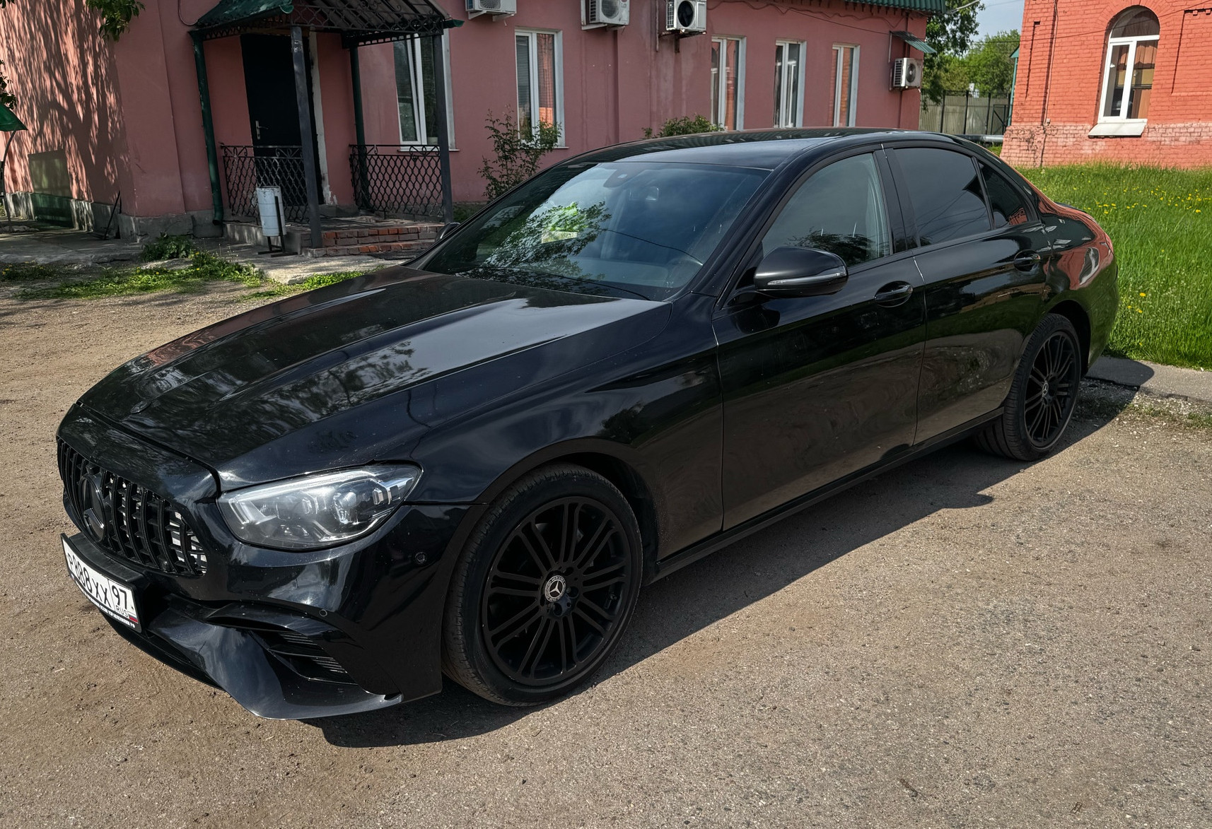 Аренда mercedes-benz e-klass бизнес класса 2019 года в городе Москва Люблино от 8000 руб./сутки, задний привод, двигатель: бензин, объем 2 литра, ОСАГО (Мультидрайв), без водителя, недорого - RentRide