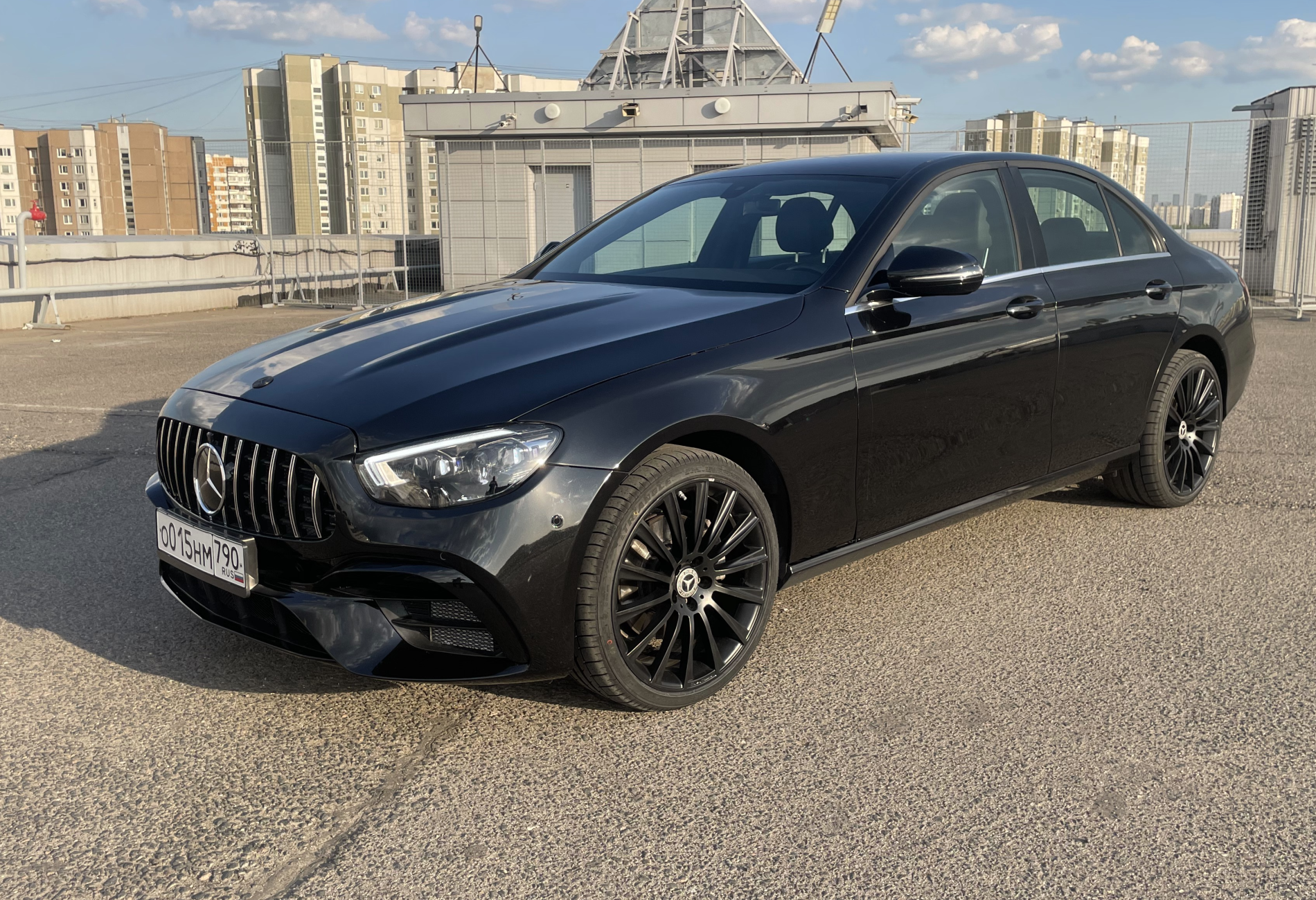 Аренда mercedes-benz e-klass бизнес класса 2019 года в городе Москва Люблино от 7600 руб./сутки, задний привод, двигатель: бензин, объем 2 литра, ОСАГО (Мультидрайв), без водителя, недорого - RentRide