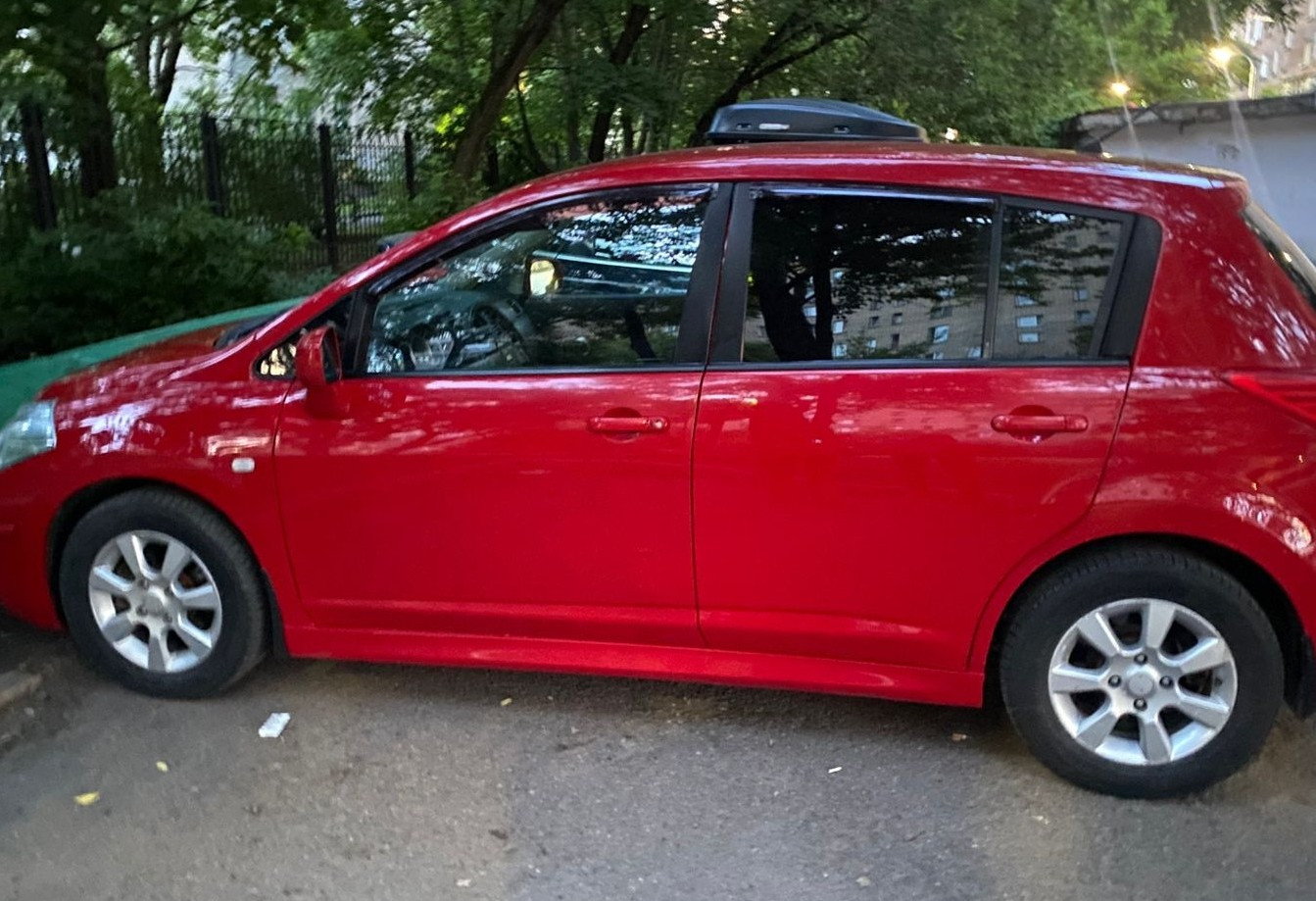 Аренда nissan tiida эконом класса 2010 года в городе Москва Красногорская от 2400 руб./сутки, передний привод, двигатель: бензин, объем 1.6 литров, ОСАГО (Мультидрайв), без водителя, недорого - RentRide