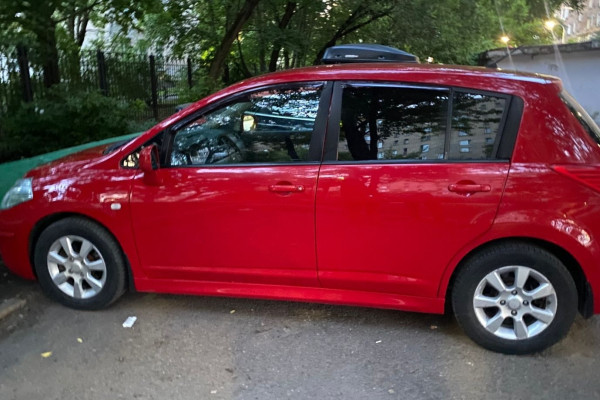 Прокат авто nissan tiida эконом класса 2010 года в городе Москва Красногорская от 2400 руб./сутки, передний привод, двигатель: бензин, объем 1.6 литров, ОСАГО (Мультидрайв), без водителя, недорого - RentRide
