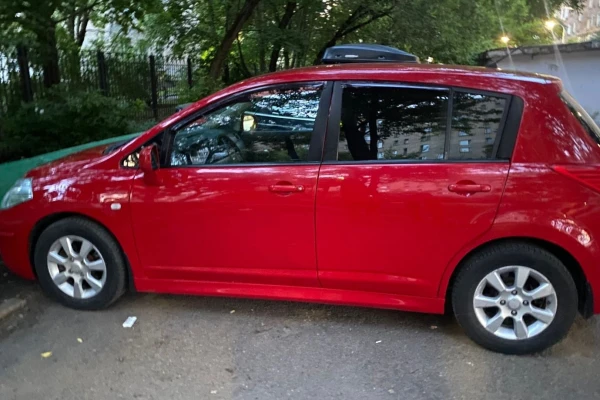 Прокат авто nissan tiida эконом класса 2010 года в городе Москва Красногорская от 2150 руб./сутки, передний привод, двигатель: бензин, объем 1.6 литров, ОСАГО (Мультидрайв), без водителя, недорого - RentRide