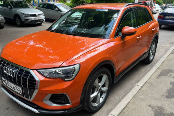 Прокат авто audi q3 бизнес класса 2021 года в городе Москва Чертановская от 7200 руб./сутки, передний привод, двигатель: бензин, объем 1.4 литра, каско (Мультидрайв), ОСАГО (Мультидрайв), без водителя, недорого - RentRide