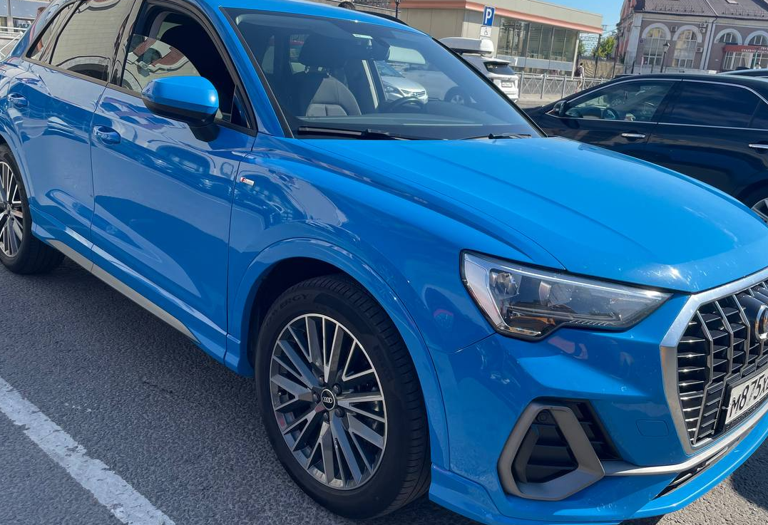 Аренда audi q3 бизнес класса 2021 года в городе Москва Щукинская от 7200 руб./сутки, передний привод, двигатель: бензин, объем 1.4 литра, каско (Мультидрайв), ОСАГО (Мультидрайв), без водителя, недорого, вид 3 - RentRide