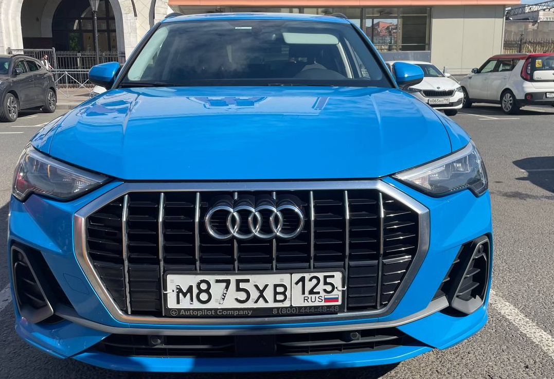 Аренда audi q3 бизнес класса 2021 года в городе Москва Щукинская от 7200 руб./сутки, передний привод, двигатель: бензин, объем 1.4 литра, каско (Мультидрайв), ОСАГО (Мультидрайв), без водителя, недорого, вид 2 - RentRide