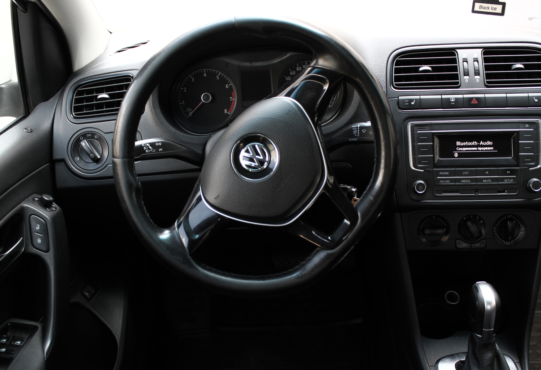 Аренда volkswagen polo стандарт класса 2018 года в городе Москва Матвеевское от 3500 руб./сутки, передний привод, двигатель: бензин, объем 1.6 литров, каско (Мультидрайв), ОСАГО (Мультидрайв), без водителя, недорого, вид 2 - RentRide