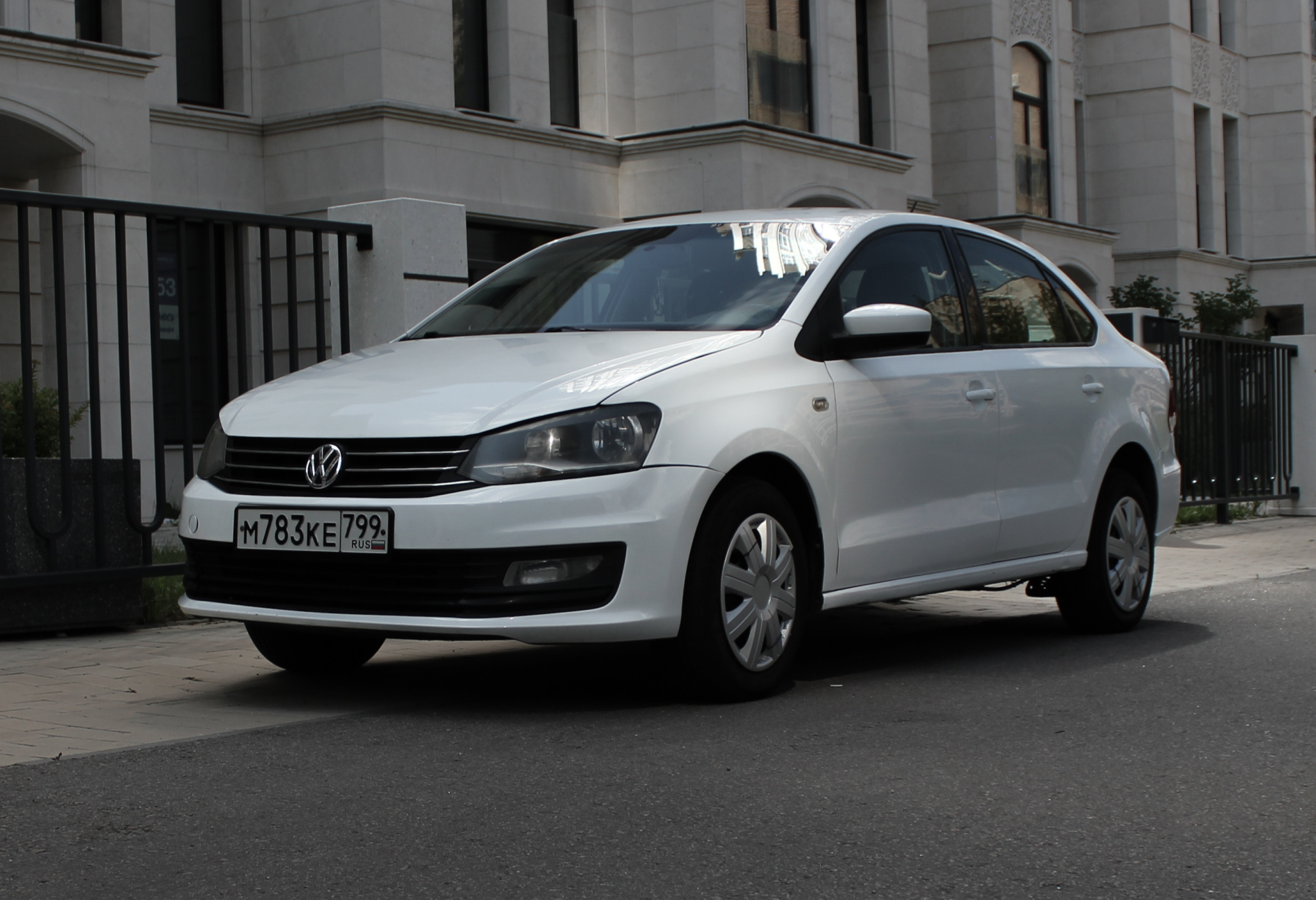 Аренда volkswagen polo стандарт класса 2018 года в городе Москва Матвеевское от 3500 руб./сутки, передний привод, двигатель: бензин, объем 1.6 литров, каско (Мультидрайв), ОСАГО (Мультидрайв), без водителя, недорого - RentRide