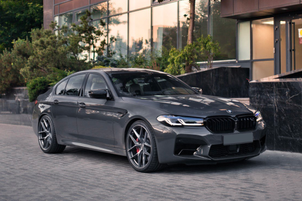 Прокат авто bmw m5 премиум класса 2020 года в городе Москва Павелецкая от 30000 руб./сутки, полный привод, двигатель: бензин, объем 4.4 литра, каско (Мультидрайв), ОСАГО (Мультидрайв), без водителя, недорого - RentRide
