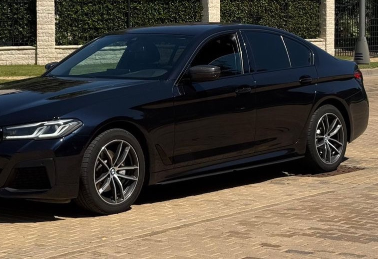 Аренда bmw 5-serii премиум класса 2021 года в городе Москва Марьина Роща от 9000 руб./сутки, полный привод, двигатель: дизель, объем 2 литра, без водителя, недорого, вид 4 - RentRide