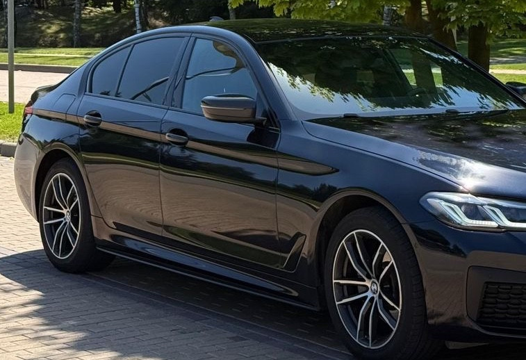 Аренда bmw 5-serii премиум класса 2021 года в городе Москва Марьина Роща от 9000 руб./сутки, полный привод, двигатель: дизель, объем 2 литра, без водителя, недорого, вид 3 - RentRide