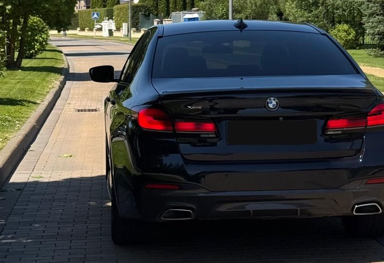 Аренда bmw 5-serii премиум класса 2021 года в городе Москва Марьина Роща от 9000 руб./сутки, полный привод, двигатель: дизель, объем 2 литра, без водителя, недорого, вид 2 - RentRide