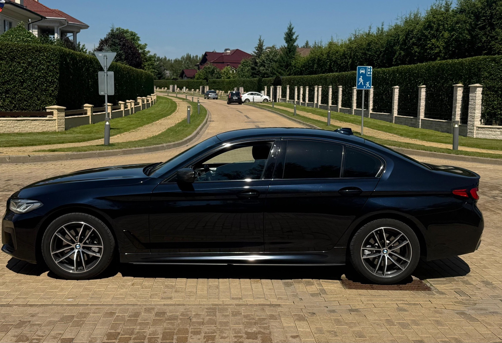 Аренда bmw 5-serii премиум класса 2021 года в городе Москва Марьина Роща от 9000 руб./сутки, полный привод, двигатель: дизель, объем 2 литра, без водителя, недорого, вид 5 - RentRide