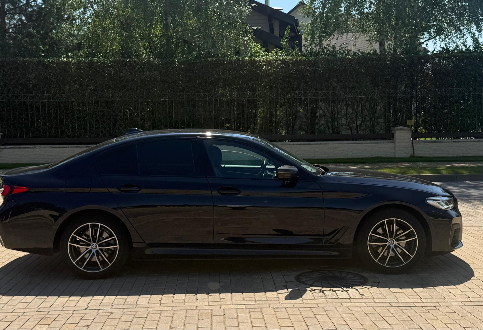 Аренда bmw 5-serii премиум класса 2021 года в городе Москва Марьина Роща от 9000 руб./сутки, полный привод, двигатель: дизель, объем 2 литра, без водителя, недорого, вид 6 - RentRide