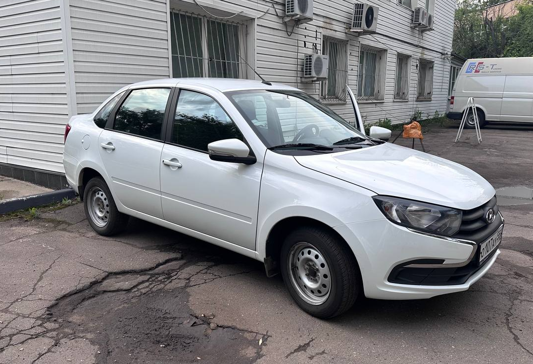 Аренда lada granta эконом класса 2024 года в городе Москва Дубровка от 2080 руб./сутки, передний привод, двигатель: бензин, объем 1.6 литров, ОСАГО (Мультидрайв), без водителя, недорого, вид 3 - RentRide