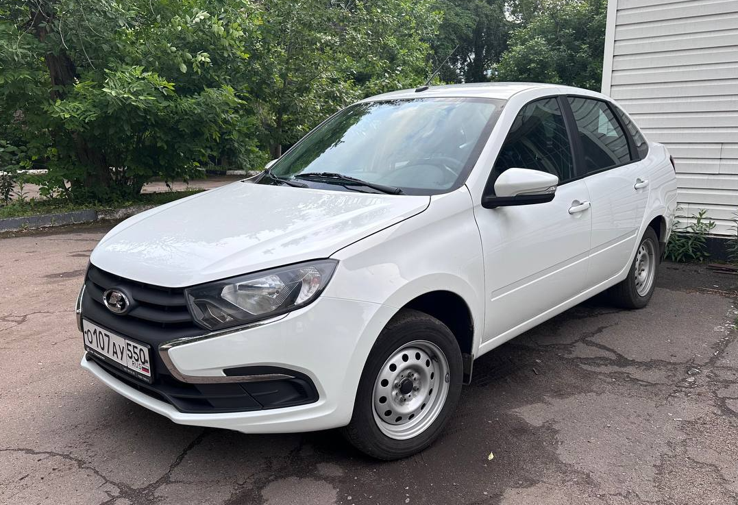 Аренда lada granta эконом класса 2024 года в городе Москва Дубровка от 2080 руб./сутки, передний привод, двигатель: бензин, объем 1.6 литров, ОСАГО (Мультидрайв), без водителя, недорого - RentRide