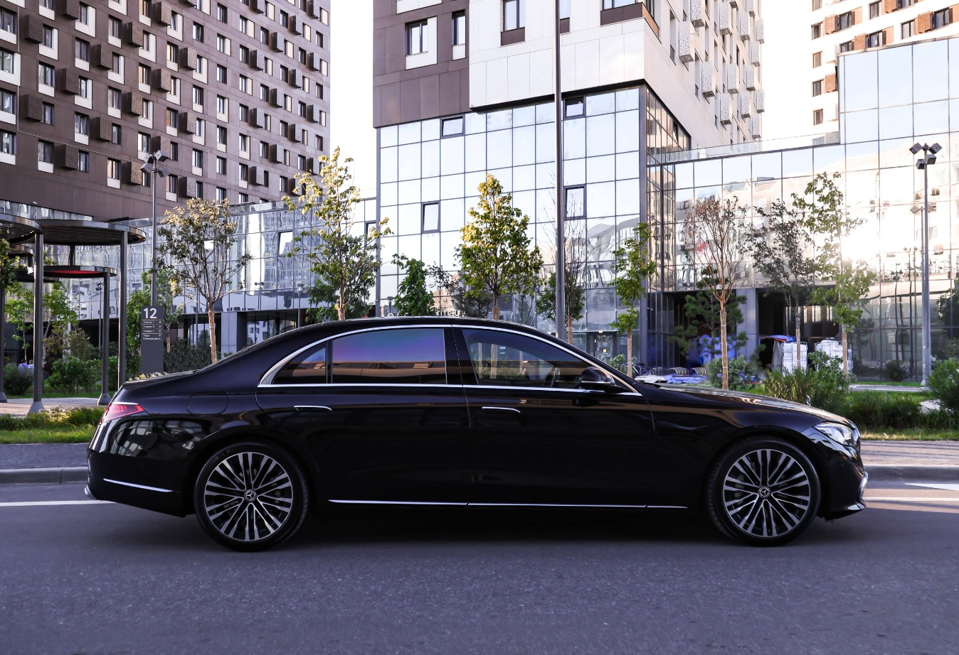 Аренда mercedes-benz s-klass премиум класса 2021 года в городе Москва Авиамоторная от 30800 руб./сутки, полный привод, двигатель: бензин, объем 3 литра, каско (Мультидрайв), ОСАГО (Мультидрайв), без водителя, недорого, вид 2 - RentRide