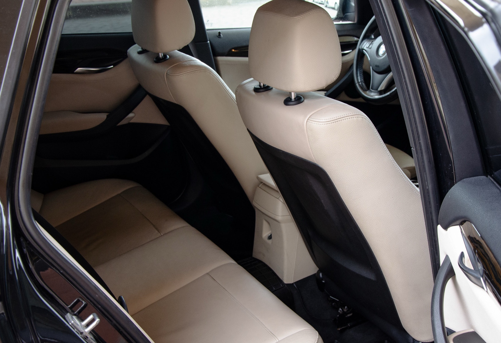 Аренда bmw x1 комфорт класса 2010 года в городе Москва от 5512 руб./сутки, полный привод, двигатель: дизель, объем 2 литра, каско (Впишу в полис), ОСАГО (Мультидрайв), без водителя, недорого, вид 9 - RentRide