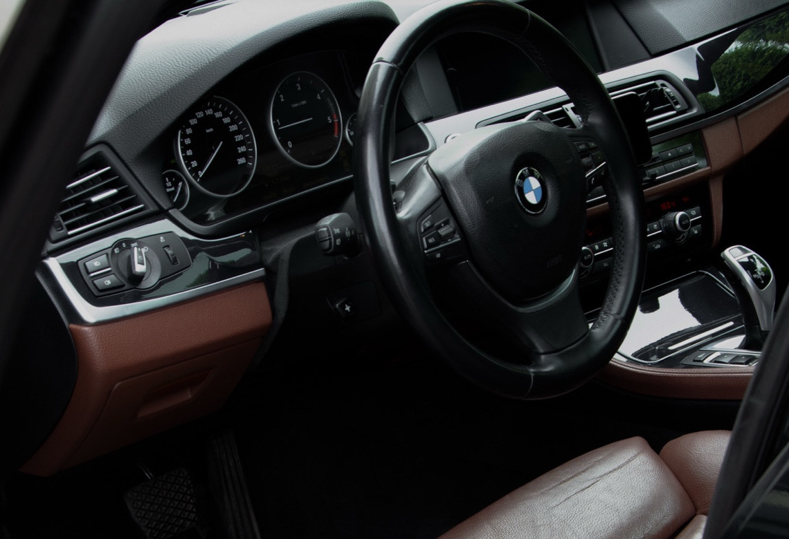 Аренда bmw 5-serii бизнес класса 2011 года в городе Москва от 5592 руб./сутки, задний привод, двигатель: дизель, объем 2 литра, каско (Впишу в полис), ОСАГО (Мультидрайв), без водителя, недорого, вид 9 - RentRide