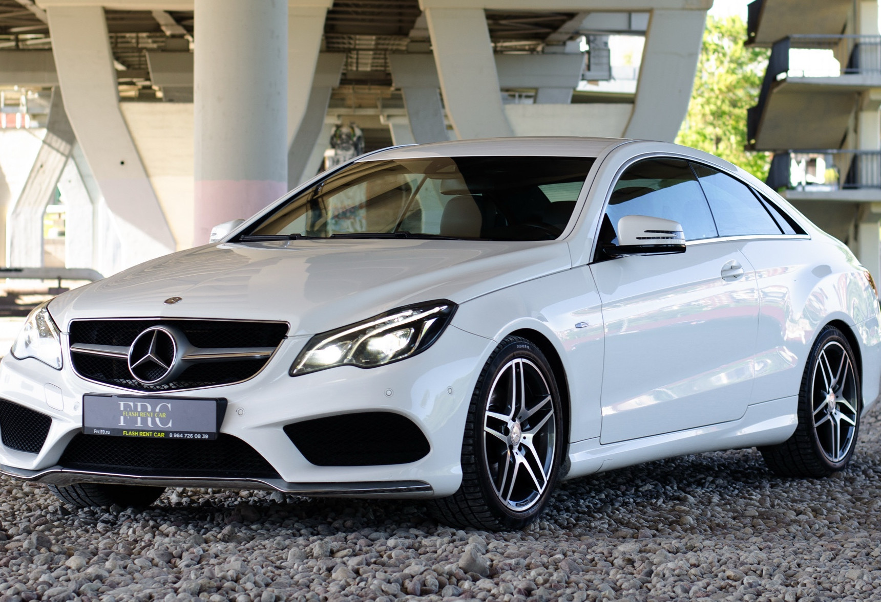 Аренда mercedes-benz e-coup бизнес класса 2013 года в городе Москва от 5832 руб./сутки, задний привод, двигатель: бензин, объем 2 литра, каско (Впишу в полис), ОСАГО (Мультидрайв), без водителя, недорого - RentRide