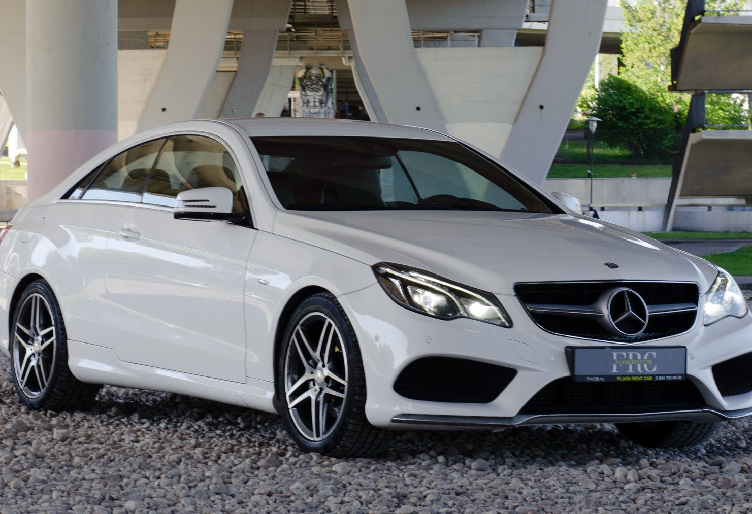 Аренда mercedes-benz e-coup бизнес класса 2013 года в городе Москва от 5832 руб./сутки, задний привод, двигатель: бензин, объем 2 литра, каско (Впишу в полис), ОСАГО (Мультидрайв), без водителя, недорого, вид 2 - RentRide