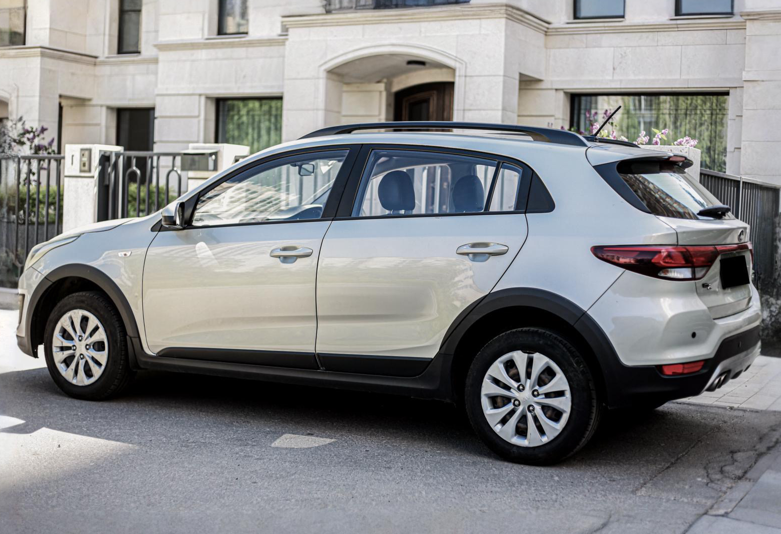 Аренда kia rio эконом класса 2020 года в городе Москва Матвеевское от 3000 руб./сутки, передний привод, двигатель: бензин, объем 1.4 литра, каско (Мультидрайв), ОСАГО (Мультидрайв), без водителя, недорого, вид 2 - RentRide