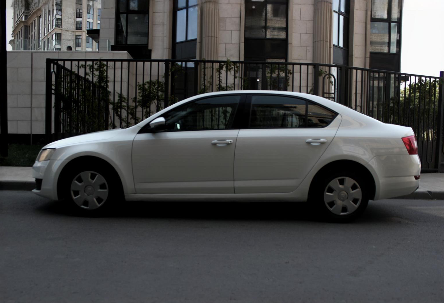 Аренда skoda octavia эконом класса 2015 года в городе Москва Матвеевское от 3600 руб./сутки, передний привод, каско (Мультидрайв), ОСАГО (Мультидрайв), без водителя, недорого, вид 2 - RentRide