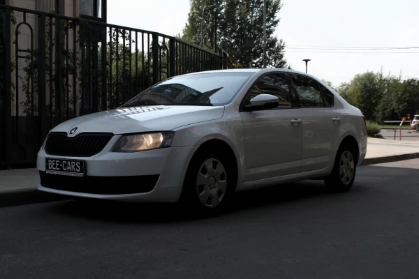 Прокат авто skoda octavia эконом класса 2015 года в городе Москва Матвеевское от 3600 руб./сутки, передний привод, каско (Мультидрайв), ОСАГО (Мультидрайв), без водителя, недорого - RentRide
