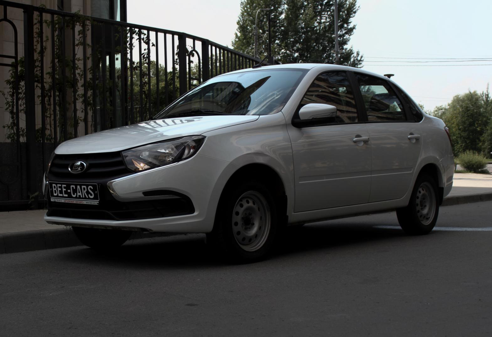 Аренда lada granta эконом класса 2024 года в городе Москва Матвеевское от 2300 руб./сутки, передний привод, каско (Мультидрайв), ОСАГО (Мультидрайв), без водителя, недорого - RentRide