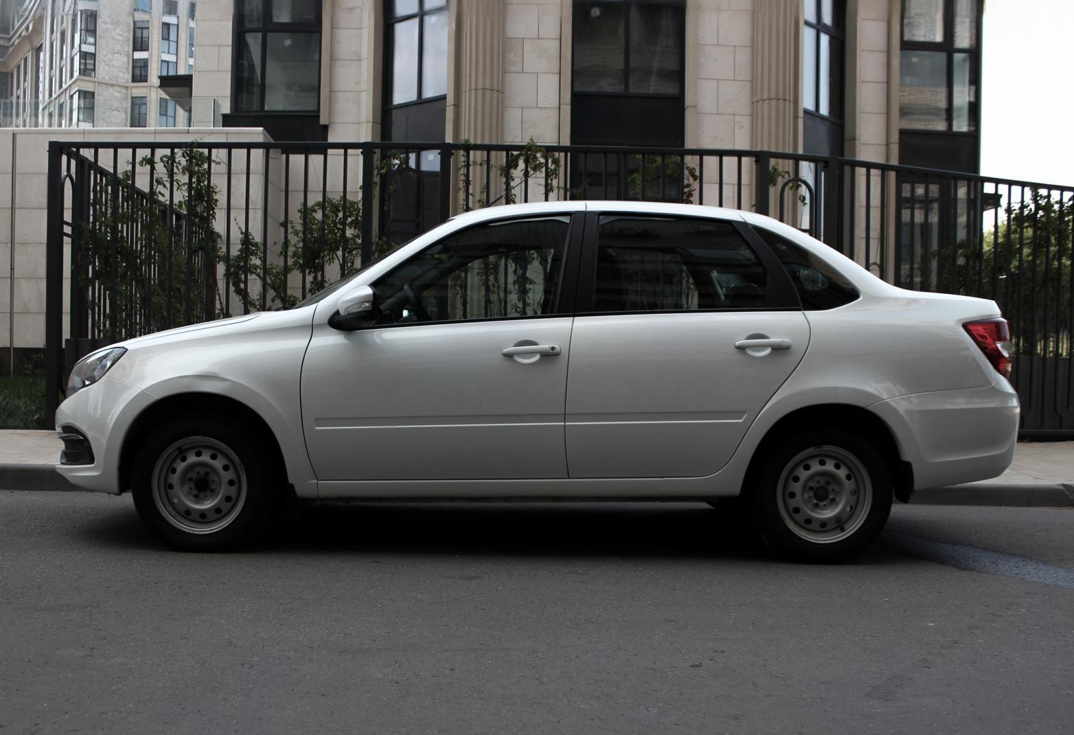 Аренда lada granta эконом класса 2024 года в городе Москва Матвеевское от 2300 руб./сутки, передний привод, каско (Мультидрайв), ОСАГО (Мультидрайв), без водителя, недорого, вид 2 - RentRide