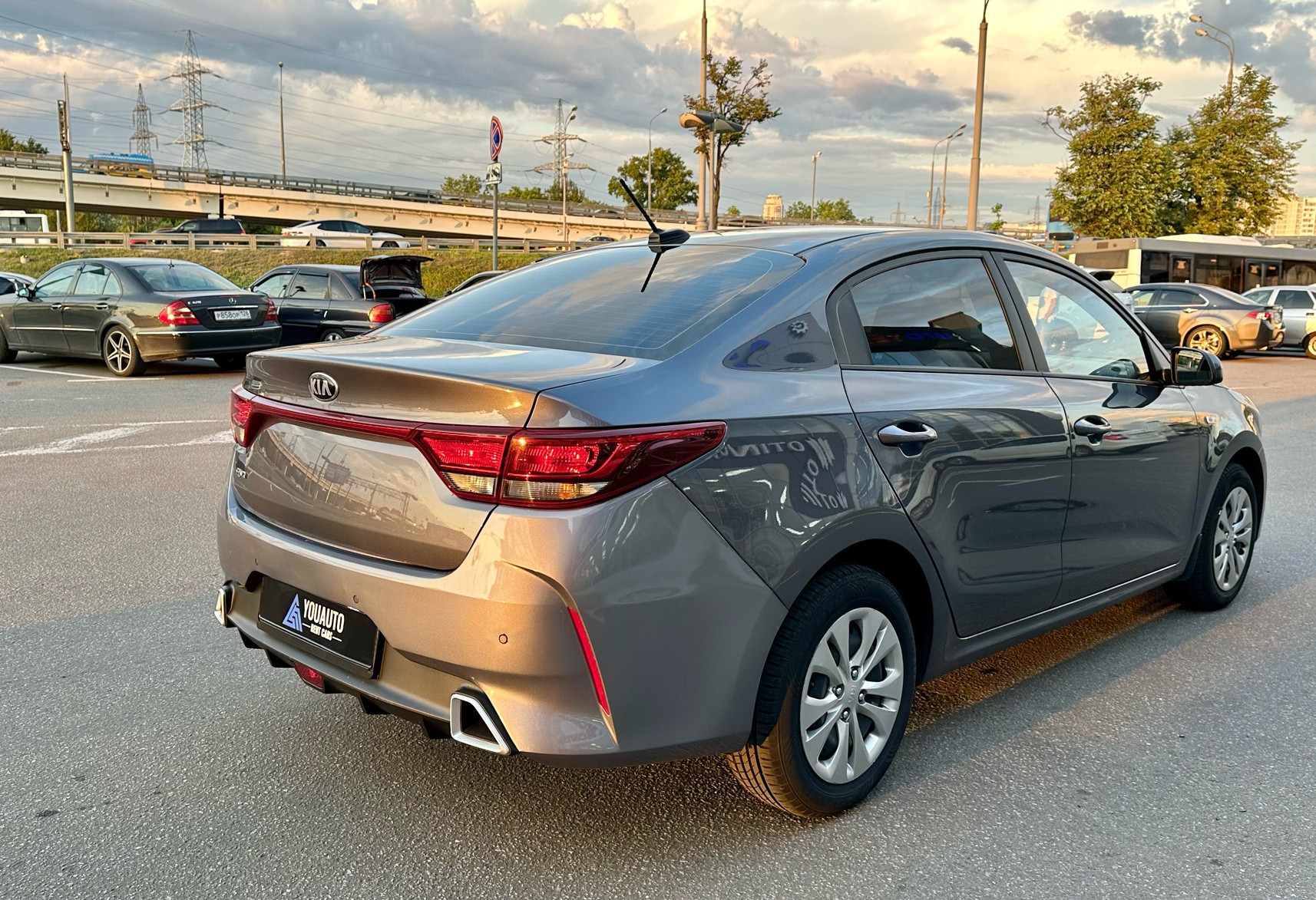 Аренда kia rio эконом класса 2022 года в городе Москва от 2990 руб./сутки, передний привод, двигатель: бензин, объем 1.6 литров, каско (Мультидрайв), ОСАГО (Мультидрайв), без водителя, недорого, вид 4 - RentRide