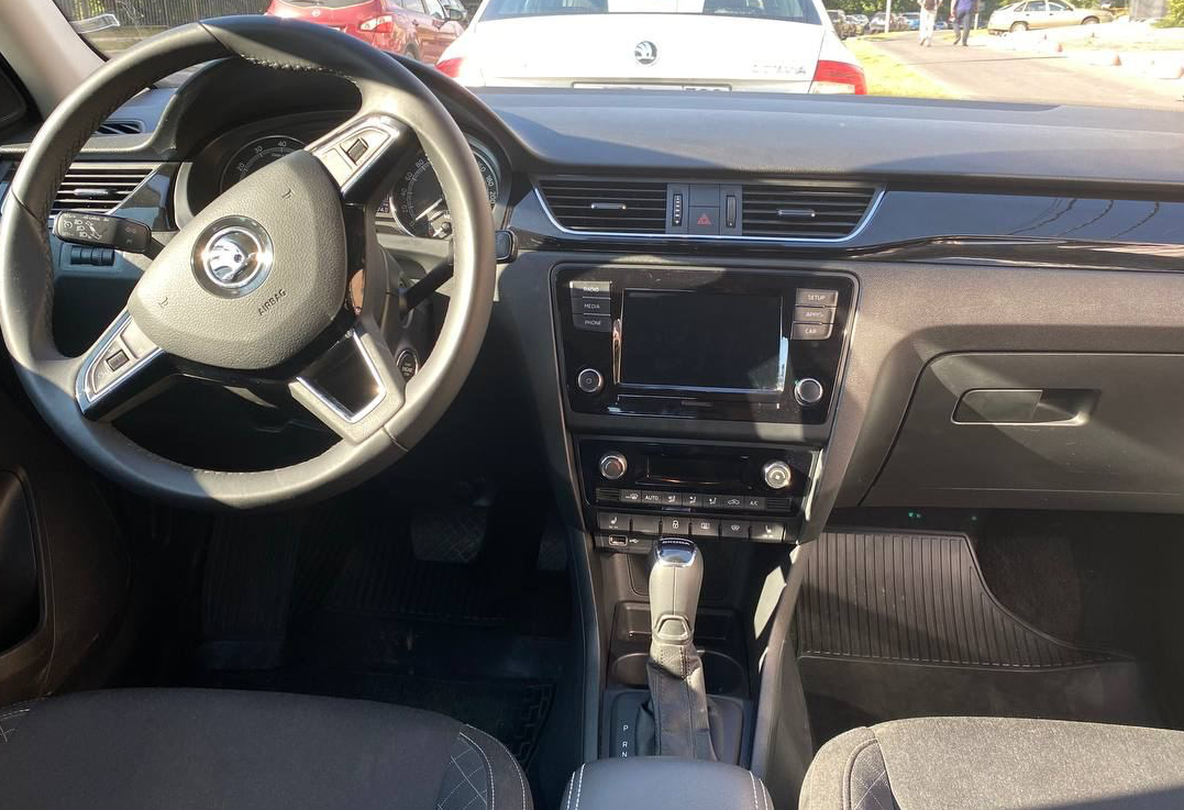 Аренда skoda rapid эконом класса 2019 года в городе Москва Славянский бульвар от 3600 руб./сутки, передний привод, двигатель: бензин, объем 1.4 литра, каско (Мультидрайв), ОСАГО (Мультидрайв), без водителя, недорого, вид 2 - RentRide