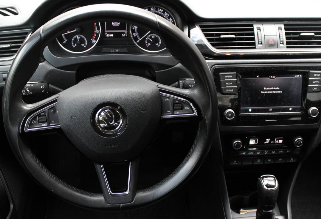 Аренда skoda rapid стандарт класса 2019 года в городе Москва Славянский бульвар от 3800 руб./сутки, передний привод, двигатель: бензин, объем 1.4 литра, каско (Мультидрайв), ОСАГО (Мультидрайв), без водителя, недорого, вид 2 - RentRide
